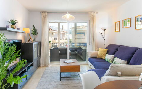 Alcazar: Møbel, Indretning, Couch, Gulvbelægning, Etage, Lejlighed, Stue, Bord, Loft, Værelse