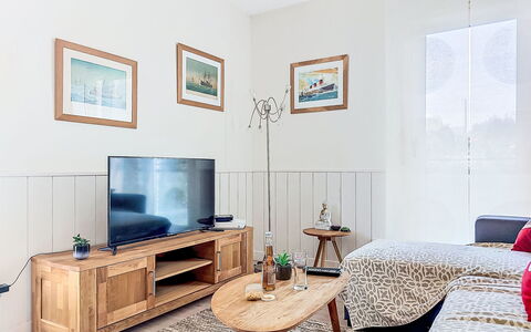 Claudel: Møbel, Indretning, Gulvbelægning, Træ, Television, Værelse, Etage, Stue, Billedramme, Couch