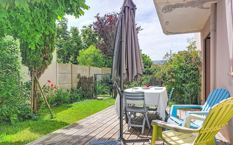 Claudel: Møbel, Udendørs Møbler, Stol, Skygge, Have, Udendørs Bord, Gård, Backyard, Eco Hotel, Landscaping