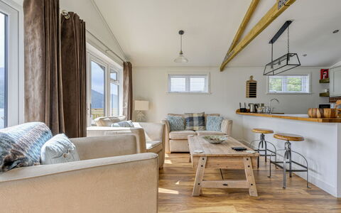 Loch Ness Hamptons Lodge: Træ, Gulvbelægning, Etage, Loft, Møbel, Trægulve, Hårdttræ, Bejdse, Couch, Stue
