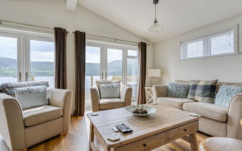 Loch Ness Hamptons Lodge: Møbel, Indretning, Couch, Gulvbelægning, Etage, Loft, Værelse, Stue, Hjem