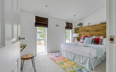 Loch Ness Hamptons Lodge: Møbel, Indretning, Gulvbelægning, Etage, Soveværelse, Seng, Væg, Træ, Loft, Værelse