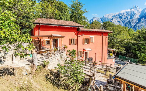 Sorico Albonico 697: Bjergkæde, Hill Station, Sommerhus, Hældning, Dal, Landsby, Alps, Bjerglandsby, Veranda, Kam