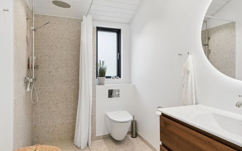 Ion - 750M from the Sea: Gulvbelægning, Etage, Sanitærarmatur, Væg, Indretning, Badeværelse, Træ, Badeværelsesskab, Håndvask, Toilet