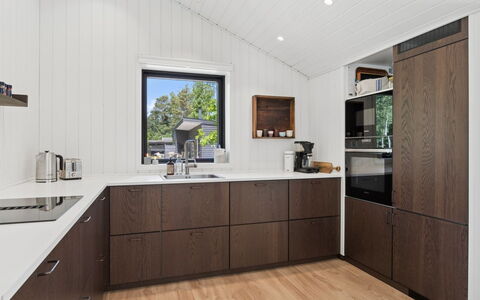 Ion - 750M from the Sea: Gulvbelægning, Træ, Countertop, Møbel, Indretning, Cabinetry, Loft, Etage, Køkken, Trægulve