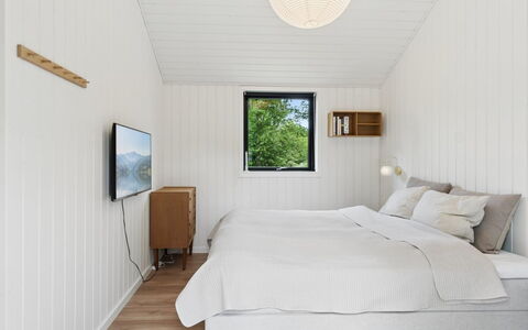 Ion - 750M from the Sea: Træ, Indretning, Soveværelse, Loft, Gulvbelægning, Etage, Seng, Værelse, Bed Frame, Sengetøj