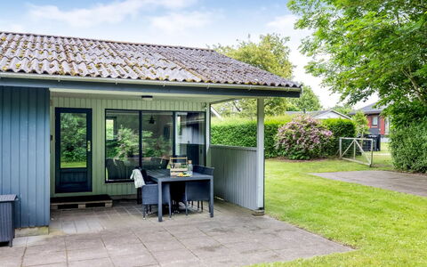 Elif - 200M from the Sea: Busk, Hus, Hjem, Tag, Sommerhus, Have, Sidespor, Bunddække, Skygge, Garden Bygninger