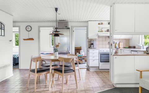Elif - 200M from the Sea: Gulvbelægning, Træ, Møbel, Indretning, Etage, Loft, Trægulve, Hjem, Køkken, Lysarmatur