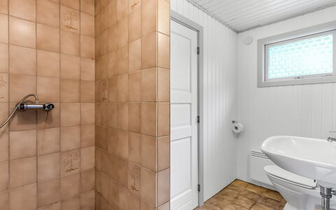 Elif - 200M from the Sea: Badeværelse, Væg, Gulvbelægning, Sanitærarmatur, Etage, Indretning, Vvs, Flise, Loft, Toilet