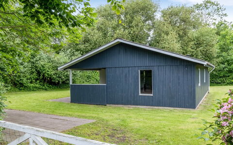 Elif - 200M from the Sea: Tag, Skur, Sommerhus, Garden Bygninger, Sidespor, Bunddække, Lawn, Have, Gård, Backyard