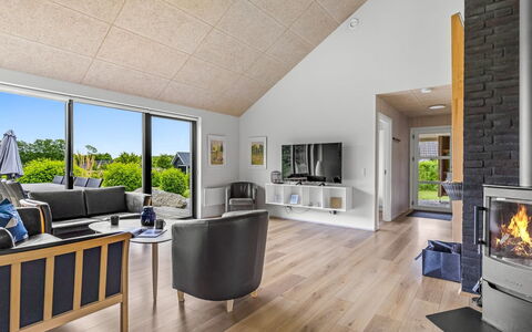 Anabel - 800M from the Sea: Gulvbelægning, Indretning, Møbel, Etage, Træ, Trægulve, Loft, Couch, Stue, Stol