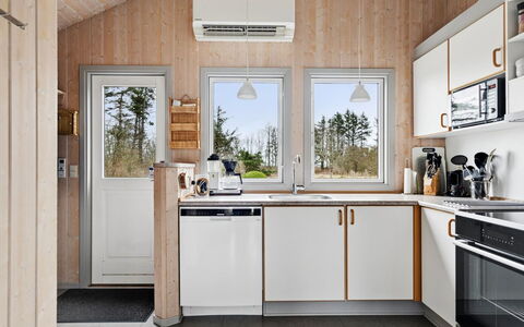 Algeth - 2.5Km from the Sea: Træ, Større Bandage, Køkken Apparat, Køkken, Husholdningsapparat, Værelse, Countertop, Loft, Lysarmatur, Komfur