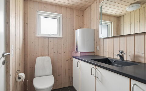 Algeth - 2.5Km from the Sea: Sanitærarmatur, Gulvbelægning, Træ, Håndvask, Etage, Badeværelse, Indretning, Toilet, Tap, Vvs