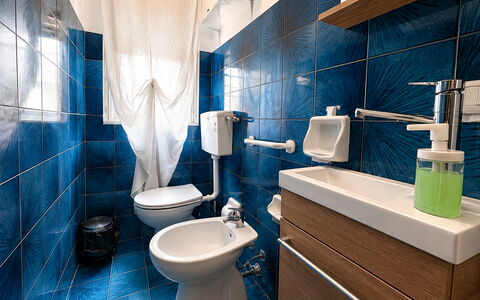 La Casa in Riva al Mare: Gulvbelægning, Sanitærarmatur, Etage, Toiletbræt, Indretning, Toilet, Badeværelse, Vvs, Håndvask, Flise