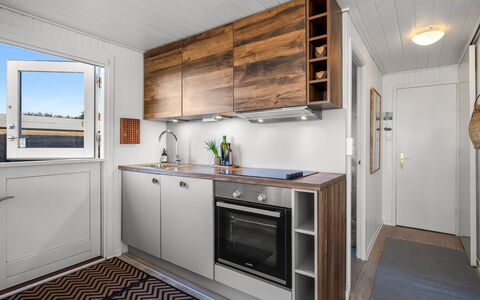 Gustav - 50M from the Sea: Træ, Køkken, Større Bandage, Countertop, Bejdse, Lejlighed, Hårdttræ, Cabinetry, Køkken Apparat, Planke