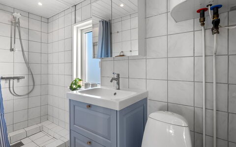 Gustav - 50M from the Sea: Gulvbelægning, Sanitærarmatur, Etage, Håndvask, Badeværelse, Indretning, Toilet, Badeværelsesvask, Tap, Vvs