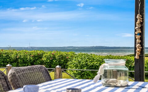 Gustav - 50M from the Sea: Himmel, Møbel, Udendørs Møbler, Bord, Horisont, Sommer, Udendørs Bord, Stol, Skygge, Hav