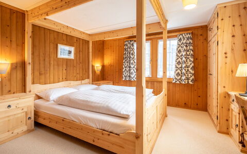Chalet Cauma: Indretning, Træ, Soveværelse, Møbel, Seng, Loft, Etage, Belysning, Gulvbelægning, Værelse