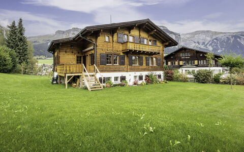Cauma: Hus, Sommerhus, Landdistrikt, Hjem, Land Lot, Stuehus, Estate, Lawn, Bjergkæde, Have