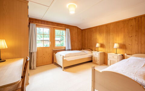 Chalet Cauma: Træ, Soveværelse, Seng, Hårdttræ, Bejdse, Bed Frame, Sengetøj, Vindue Behandling, Gardin, Trægulve