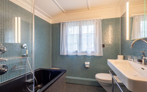 Chalet Cauma: Badeværelse, Sanitærarmatur, Gulvbelægning, Indretning, Etage, Vvs, Badekar, Tap, Flise, Håndvask