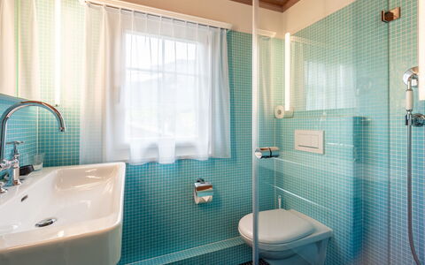 Chalet Cauma: Badeværelse, Sanitærarmatur, Indretning, Badeværelsesvask, Gulvbelægning, Etage, Tap, Badekar, Håndvask, Vvs