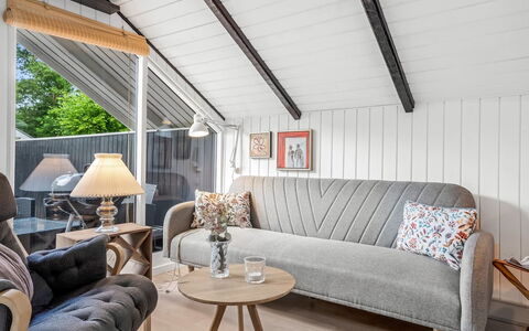 Ragnborg - 700M from the Sea: Møbel, Indretning, Gulvbelægning, Træ, Couch, Etage, Loft, Textile, Stue, Belysning