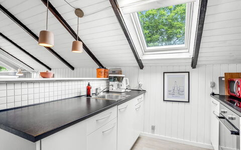 Ragnborg - 700M from the Sea: Køkken, Træ, Loft, Indretning, Gulvbelægning, Countertop, Større Bandage, Attic, Cabinetry, Køkken Apparat