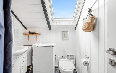Ragnborg - 700M from the Sea: Sanitærarmatur, Gulvbelægning, Loft, Håndvask, Indretning, Etage, Badeværelse, Tap, Vvs, Toilet