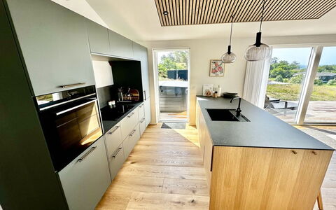 Theodora - 600M from the Sea: Køkken, Countertop, Gulvbelægning, Møbel, Indretning, Køkken Apparat, Etage, Træ, Trægulve, Cabinetry