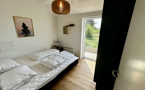 Theodora - 600M from the Sea: Væg, Soveværelse, Indretning, Seng, Træ, Etage, Møbel, Gulvbelægning, Sengetøj, Loft