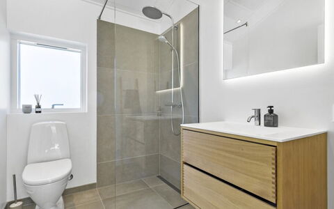 Theodora - 600M from the Sea: Badeværelse, Gulvbelægning, Etage, Sanitærarmatur, Indretning, Badeværelsesvask, Badeværelsesskab, Toilet, Håndvask, Tap