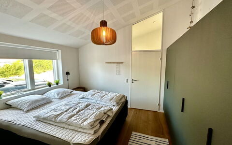 Theodora - 600M from the Sea: Indretning, Seng, Soveværelse, Væg, Gulvbelægning, Møbel, Etage, Træ, Loft, Lysarmatur