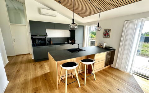 Theodora - 600M from the Sea: Møbel, Indretning, Gulvbelægning, Countertop, Køkken, Træ, Etage, Trægulve, Loft, Cabinetry