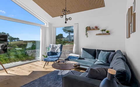Theodora - 600M from the Sea: Indretning, Træ, Møbel, Etage, Loft, Gulvbelægning, Stue, Couch, Hjem, Trægulve