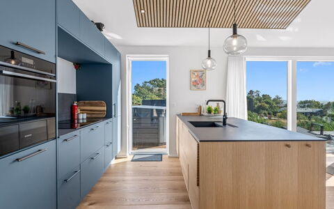 Theodora - 600M from the Sea: Køkken, Countertop, Træ, Gulvbelægning, Møbel, Indretning, Køkken Apparat, Cabinetry, Etage, Loft