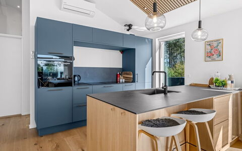 Theodora - 600M from the Sea: Møbel, Countertop, Køkken, Indretning, Gulvbelægning, Cabinetry, Køkken Apparat, Etage, Træ, Loft