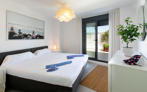 Sea Garden: Møbel, Indretning, Seng, Soveværelse, Træ, Værelse, Etage, Loft, Sengetøj, Gulvbelægning