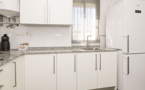 Buleria: Køkken, Køkken Apparat, Countertop, Cabinetry, Større Bandage, Gulvbelægning, Træ, Indretning, Husholdningsapparat, Møbel