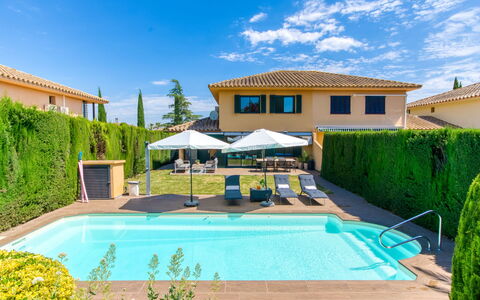 La Suntuosidad – Torremirona: Blå, Svømmepøl, Udvej, Udendørs Møbler, Landscaping, Villa, Paraply, Estate, Skygge, Hotel