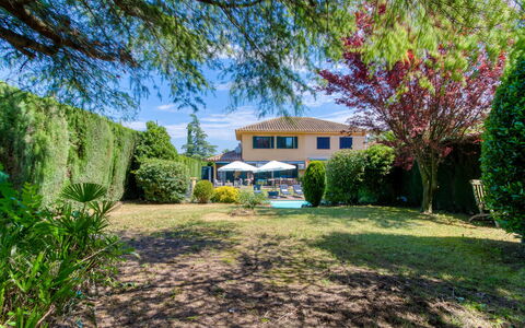 La Suntuosidad – Torremirona: Blå, Busk, Estate, Have, Landscaping, Skygge, Villa, Stuehus, Hacienda, Lawn
