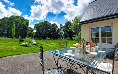 Les Cerisiers: Svømmepøl, Udvej, Hjem, Eco Hotel, Estate, Gårdhave, Villa, Gårdsplads, Design, Udendørs Møbler