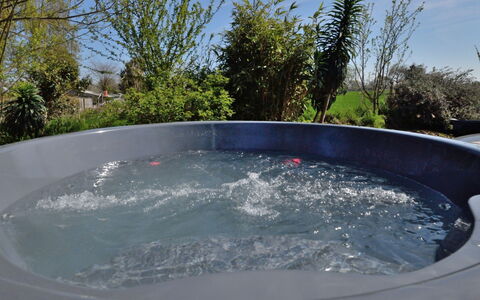 Les Cerisiers: Kompositmateriale, Sanitærarmatur, Jacuzzi, Badekar, Blomsterkrukke, Svømmepøl, Water Feature, Stueplante