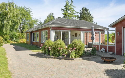 Velena - 150M from the Sea: Bygning, Vindue, Hus, Tag, Hjem, Boligområde, Busk, Sommerhus, Dør