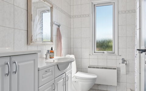 Velena - 150M from the Sea: Håndvask, Sanitærarmatur, Indretning, Badeværelse, Gulvbelægning, Etage, Tap, Badeværelsesvask, Badeværelsesskab, Cabinetry