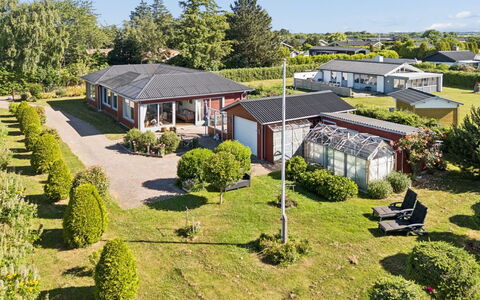 Velena - 150M from the Sea: Græs, Tag, Boligområde, Busk, Hjem, Hus, Landskab, Land Lot, Have