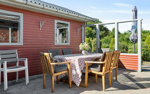 Velena - 150M from the Sea: Møbel, Træ, Udendørs Møbler, Stol, Bord, Busk, Udendørs Bord, Blomsterkrukke, Veranda
