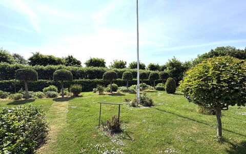 Velena - 150M from the Sea: Græs, Busk, Have, Hæk, Lawn, Pol, Vedplante, Landscaping, Parkere