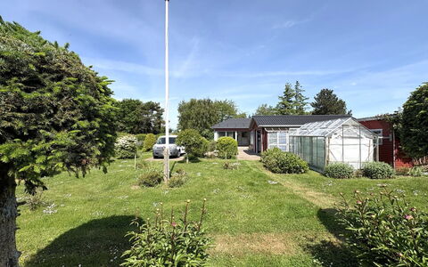 Velena - 150M from the Sea: Græs, Busk, Hus, Tag, Boligområde, Have, Hjem, Land Lot, Lawn