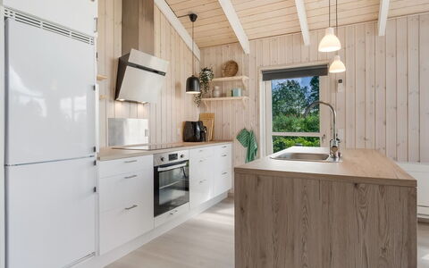 Kristine - 250M from the Sea: Køkken, Countertop, Gulvbelægning, Møbel, Træ, Indretning, Cabinetry, Etage, Køkken Apparat, Loft
